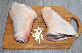 Начинаем с мытья и обсушивания рульки.  Шпиговать  мясо чесноком или нет - дело вкуса. Нет шпиговальной иглы - берем узкий нож. Протыкаем и заталкиваем целую или разрезанную вдоль дольку чеснока, окунув ее в соль.