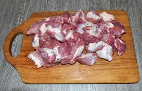 Подготовку мяса начинаем с его промывания, а затем промокаем, используя бумажные полотенца, и нарезаем, как привыкли, кусками среднего размера.