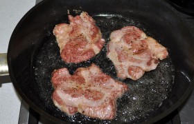 Дальше – жарка, которую мы начинаем, когда масло в толстодонной сковороде  перекалилось  до дымка (4-5 минут на самом большом огне). Каждую сторону жарим 65-75 секунд: так и вкусная корочка появляется, и мясо вполне прожаривается. Солим после переворачивания мяса.