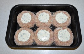Заполняем хорошо взбитыми сливками углубления в котлетах. Ставим форму в духовку, нагретую до 180-190°,  на 30-35 минут - время зависит от толщины котлет и термических способностей нашей духовки.
