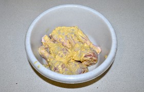 Смешиваем густой маринад, обмазываем ножки.