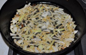 Ставим на средне-сильный огонь сковороду с маслом. Пока оно  перекаливается , нарезаем луковицы половинками или четвертинками колец. Помешивая, обжариваем примерно 3 минуты, до легкого подрумянивания лука.