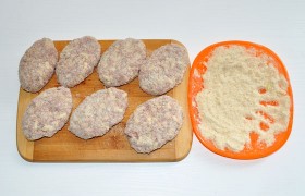 Тщательно  панируем  котлеты – можно и в муке, но лучше – в сухарях, особенно, если они –  домашние . 