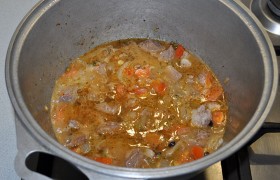 Смешиваем барбарис, тимьян, соль, перец, сахар и зиру. Засыпаем в латку. Добавляем немного кипятка, не накрывая мясо, перемешиваем.