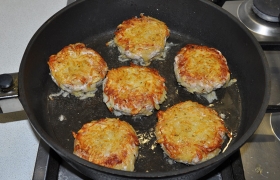 Раскаляем сковороду с маслом на средне-сильном огне, кладем котлеты, через 20-25 секунд снижаем огонь. Когда картофель хорошо подрумянился снизу – аккуратно (чтобы картофель не отвалился) переворачиваем, на небольшом огне дожариваем котлеты 2-3 минуты.