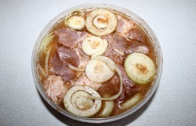 Укладываем слоями - мясо, лук, приправы, соль. Заливаем маринадом. Концентрация маринада зависит от того, сколько у вас есть времени до приготовления. Чем больше времени - тем меньше концентрация. Как правило, шашлык маринуется вечером, чтобы на следующий день его готовить. Для 12 часов маринования - сделайте маринад на вкус кислым - примерно как сухое вино. Также на вкус добавьте и соли - насколько маринад будет соленым, настолько соленым будет приготовленное мясо. И не жалейте приправ - перца или смесей приправ для шашлыков. Только, если вы используете смеси - внимательно смотрите их содержимое - как правило, там присутствует соль.