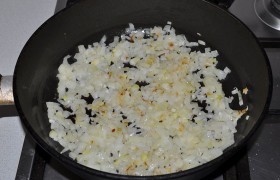 Лук шинкуем и на среднем огне, на топленом масле пассеруем до некоторой румяности 5-7 минут.