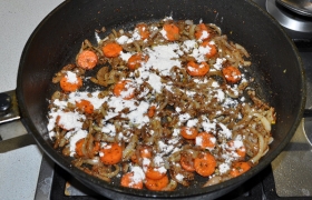 Равномерно посыпаем мукой, перемешиваем.