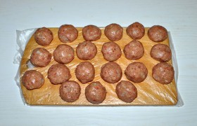 Смачивая ладошки растительным маслом (его требуется немного), формуем фрикадельки диаметром примерно 25 мм.