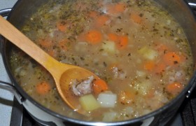 Когда заправка готова, а картофель почти сварился – кладем в суп заправку, лавровый лист, укроп и петрушку, солим и перчим, варим под крышкой еще минуты 4-5, выключаем и даем постоять под крышкой с полотенцем 10 минут. Свежий супчик очень хорош!