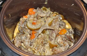 Ставим 2 часовой режим тушения. И получаем вкуснейшее мясо, к которому отлично подойдет в качестве гарнира тушеная капуста или картофель в любом виде, а также  мелкая паста .