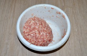 И еще  отбиваем  фарш, швыряя с руки в миску – это делает его эластичнее, он отлично лепится и так же хорошо сохраняет форму.