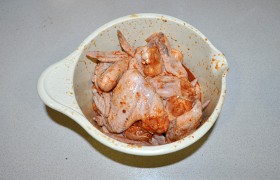 Крылышки промываем и бумажными полотенцами избавляем от воды. Закладываем в маринад, перемешиваем, накрываем и отправляем на полку холодильника. Минимальное время маринования – 2-3 часа, так что делаем подготовку утром (для обеда или ужина). 2-4 раза перемешиваем.