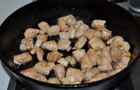 В сковороду мясо кладем только тогда, когда в ней – на сильном огне – уже  перекалилось  масло. Перемешивая лопаткой, жарим буквально 2-2,5 минуты. Только кусочки побелели и начали появляться корочки – вынимаем мясо. 