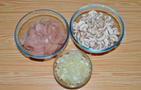 Куриное филе нарезаем небольшими кусочками, в мелкий кубик рубим лук. Грибы промываем, хорошо обсушиваем на полотенце, нарезаем ломтиками вдоль. Если это не шампиньоны – предварительно  отвариваем .