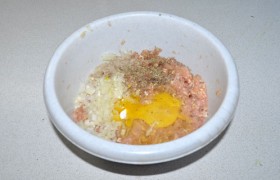 Фарш мы можем сделать только из грудки, но, если добавить мясо окорочков – он будет более сочным. Вымешиваем фарш с приправами и яйцом. Получился слишком плотный – добавляем немного сливок, молока или воды. И как следует  отбиваем  всю массу, не менее 25 раз. Убираем в холодильник. 