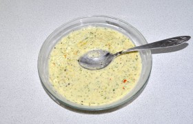 Эту массу по вкусу солим, перчим. Всыпаем муку, вымешиваем довольно густой кляр – ложка в нем не тонет. По кусочку закладываем рыбу,  перемешиваем, чтобы убедиться, что кусочки полностью покрылись кляром.