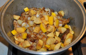Оставшуюся айву нарезаем кубиком (с кожицей или без), засыпаем в латку. Солим, перчим, бросаем травы. Заливаем кипятком со сковороды. И  тушим  на маленьком огоньке, под крышкой, до мягкости свинины – от 20-30 минут до часа, что зависит от качества грудинки. Не забываем периодически перемешивать блюдо.