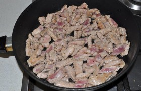 В сковороду с растительным маслом,  перекаленным  на самом большом огне, засыпаем мясо, 3-4 минуты обжариваем, все время перемешивая и переворачивая, пока кусочки свинины станут светлыми и на них только начнут образовываться корочки. 