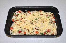 И засыпаем тертым крупно сыром.