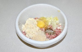 К мясу, прокрученному через мелкую решетку, добавляем нарезанный лук, соль, перец, чеснок из пресса, яйцо, замоченный хлеб, сухари (отлично, если есть свои,  домашние ). Лучше всего теперь взять в помощники блендер.