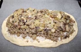 Аккуратно раскладываем шампиньоны с луком. 
