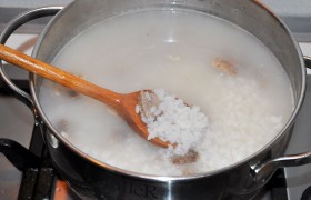 Мясо тщательно промываем, нарезаем небольшими кусочками, попутно избавляясь от пленок. Кладем в 3-литровую кастрюлю с холодной водой и после закипания  варим  под крышкой на небольшом огне до готовности мяса. В готовый или почти готовый бульон кладем рис, пусть варится под крышкой 10-12 минут. 
