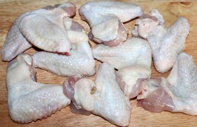 С промытых крылышек удаляем воду бумажными полотенцами, отделяем самые тонкие крайние части.