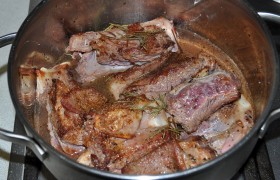 Переложив ребрышки в удобную широкую кастрюлю (в которой, собственно, их можно и пожарить вместо сковороды), сливаем вино со сковороды, наливаем горячего бульона, почти до верха ребрышек, солим. Убрав огонь до слабого кипения, оставляем ребрышки тушиться под крышкой на 2,5-3 часа.