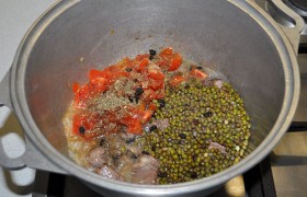 Засыпаем маш, порубленные мелкими кусочками помидоры.