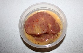 Самый простой (и достаточно эффективный) способ маринования, сохраняющий вкус и аромат мяса, прост: взбиваем вилкой яйцо с 1,5-2 ст. ложками растительного масла, натертые перцем отбивные обмакиваем в смесь, кладем в контейнер, заливаем остаток и защелкиваем крышку. Ставим на полку холодильника на полсуток –сутки. За час-полтора до приготовления вынимаем контейнер для согревания отбивных.