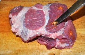 Нашпиговать мясо даже без специального приспособления несложно: небольшим острым ножиком протыкаем поглубже мясо и проталкиваем овощной брусочек.