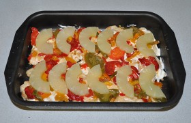 Раскладываем нарезанные половинками или кусочками ананасы.
