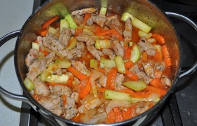 Добавляем кабачки к мясу и заправке в кастрюлю, заправляем солью и перцем, если требуется – подливаем немного воды.