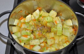 Кабачок, с которого мы сняли кожицу и нарезали, кладем в кастрюлю, добавляем приправы, перемешиваем 2-3 минуты на том же огне. Если в овоще уже есть крупные семена – удаляем их.