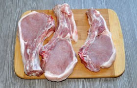 Промываем мясо и тщательным образом обсушиваем бумажными полотенцами – без обсушивания не получится качественная жарка. Затем разрезаем на 3 ломтя (примерно 20-25 мм),  отбиваем  до 15-18 мм, помещая мясо в пакетик. Если слой жира стягивает мясо – надрезаем в 1-2 местах. 