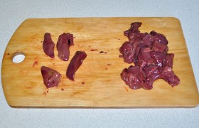 Промываем и нарезаем на кусочки куриную печенку. 