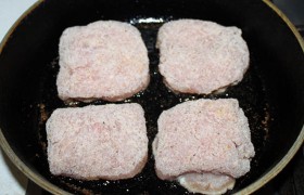 Ставим на сильный огонь сковороду с растительным маслом, чтобы оно как следует  перекалилось . Ставим регулятор огня на средне-сильный, кладем конвертики вниз той стороной, где находится его, конвертика, кончик. И жарим, пока подрумянится, примерно 2-3 минуты.