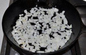 Когда мясо близко к готовности, пора приниматься за суповую заправку. Для нее на среднем огне пассеруем порубленную мелко луковицу до прозрачности, 5-7 минут.