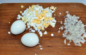 Яйца нарезаем кубиком. Лук – тоже кубиком, но мелким.