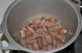 На самом сильном огне обжариваем, помешивая и переворачивая, мясо до румяной корочки. Если оно не умещается на дне в один слой – жарим в 2-3 приема, иначе оно начнет тушиться, а не жариться.