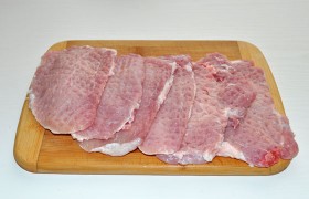 Начинаем, как всегда, с промывки и просушивания поверхности мяса. Нарезаем его поперек волокон на ломти в 12-16 мм (у нас – готовые из мясной лавки). И каждый – в пакетике – хорошо  отбиваем  с двух сторон, доводя толщину до 7-8 мм. 