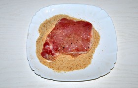 Ставим толстодонную сковороду с 2-3 ст. ложками масла на сильный огонь для  перекаливания  (4-5 минут). Панируем мясо в сухарях, 