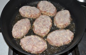 2-3 столовым ложкам масла (зависит от размера сковороды) даем несколько минут  перекалиться  на сильном огне, кладем котлеты, обжариваем пару минут одну сторону, за которые низ возьмется корочкой, удерживающей все соки внутри. Перевернув, минуту-полторы жарим все на том же сильном огне, после чего убираем огонь до минимума и еще 3-4 минуты дожариваем котлеты.