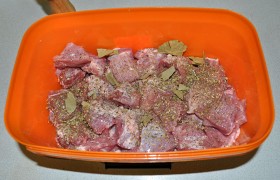 Добавляем в мясо специи. Этот момент зависит от ваших вкусовых пристрастий. Хотите острее - можно добавить еще и красный перец.