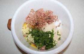 В мясной фарш добавляем рубленую кинзу, измельченный чеснок, сухари, соль, оба перца и тмин, яйцо, тщательно перемешиваем.