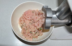 Все вместе – мясо, лук, зелень, хлеб - пропускаем через мясорубку, поставив крупную решетку.