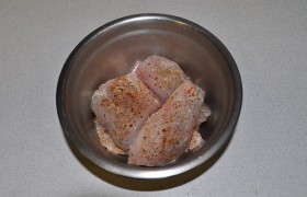 Нарезаем на порционные куски, солим, перчим и сбрызгиваем лимонным соком.