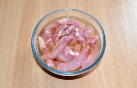 Складываем свинину в миску и заливаем пивом. Держим на столе 2-3 часа, 2-3 раза перемешиваем, замечая, как светлеет мясо.