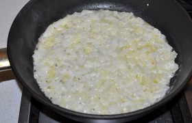 Очищенную луковицу шинкуем средним кубиком и отправляем в сковороду, где уже разогрелось растительное и добавленное к нему сливочное масло. На среднем огне  пассеруем  лук 5-6 минут. 